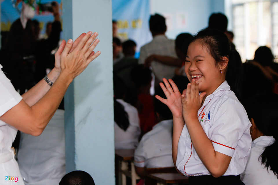 Thuỷ thủ Mỹ hào hứng vui đùa cùng trẻ nạn nhân chất độc da cam